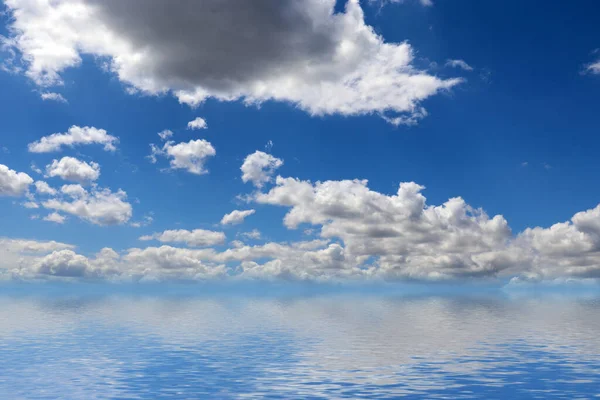 Hermoso Reflejo Del Cielo Nublado Aguas Tranquilas Del Océano —  Fotos de Stock