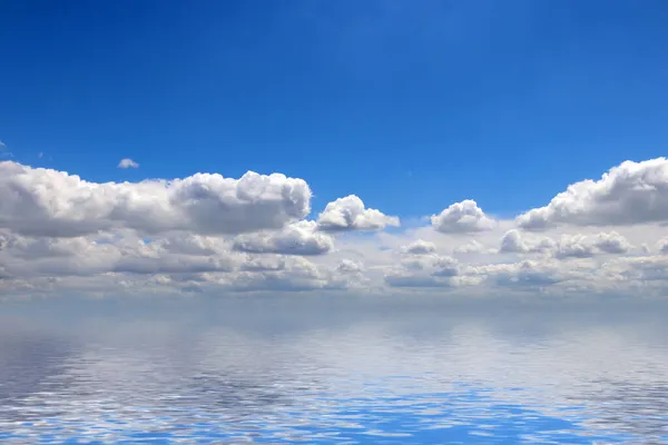 Vacker Reflektion Molnig Himmel Lugnt Havsvatten — Stockfoto