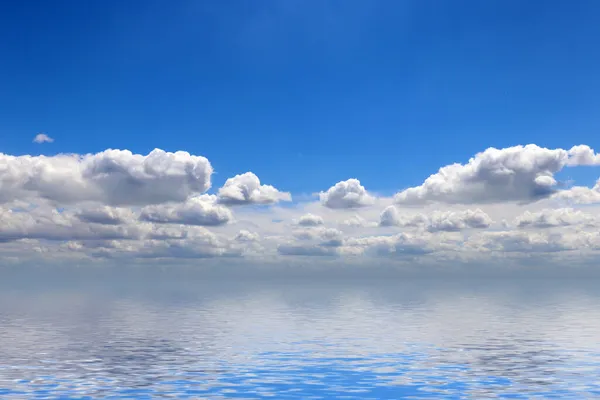 Hermoso Reflejo Del Cielo Nublado Aguas Tranquilas Del Océano — Foto de Stock