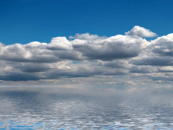 穏やかな海の水の中の曇り空の美しい反射 — ストック写真