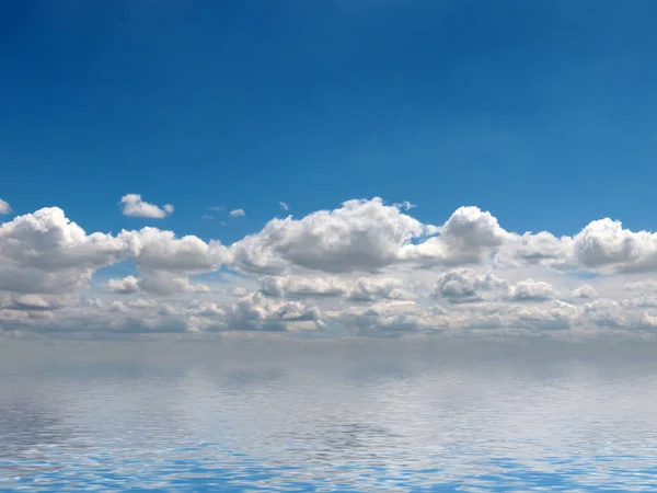 穏やかな海の水の中の曇り空の美しい反射 — ストック写真