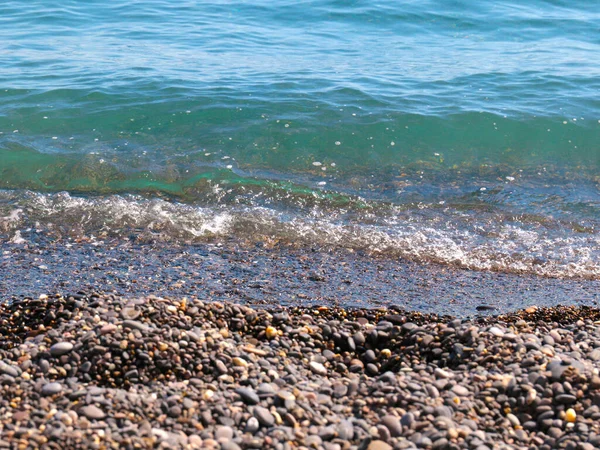 Piękne Fale Morskie Toczy Się Żwirowej Plaży — Zdjęcie stockowe