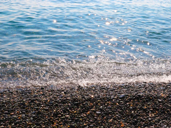 Красиві Морські Хвилі Перекидаються Над Гальковим Пляжем — стокове фото