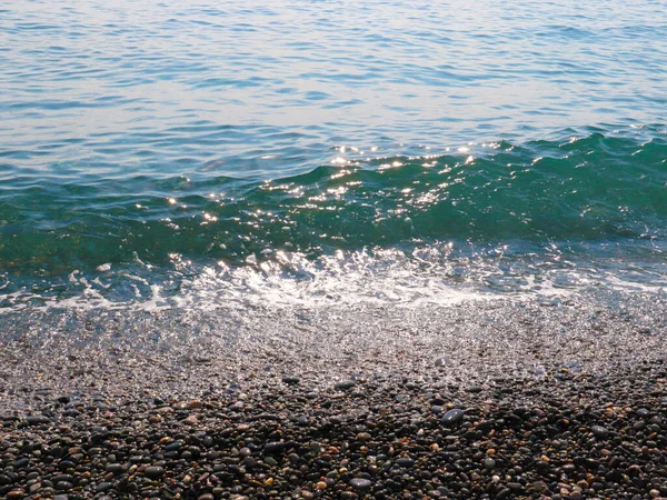 Красиві Морські Хвилі Перекидаються Над Гальковим Пляжем — стокове фото
