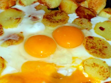 Sabah kahvaltının bir parçası olarak çırpılmış yumurta.