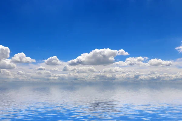Hermoso Reflejo Del Cielo Soleado Agua Tranquila Del Mar — Foto de Stock
