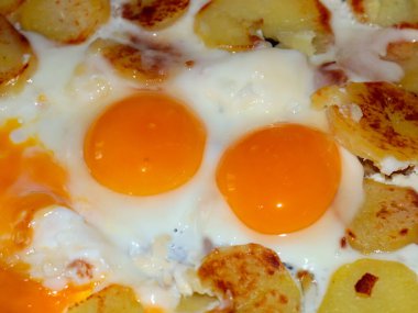 Sabah kahvaltının bir parçası olarak çırpılmış yumurta.