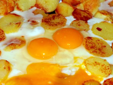 Sabah kahvaltının bir parçası olarak çırpılmış yumurta.