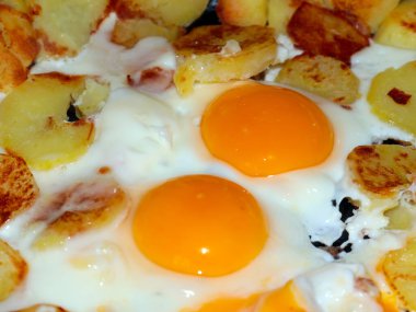 Sabah kahvaltının bir parçası olarak çırpılmış yumurta.