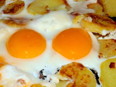 Sabah kahvaltının bir parçası olarak çırpılmış yumurta.