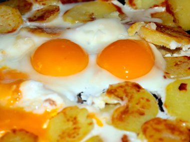 Sabah kahvaltının bir parçası olarak çırpılmış yumurta.