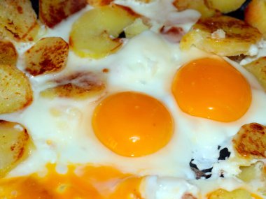 Sabah kahvaltının bir parçası olarak çırpılmış yumurta.