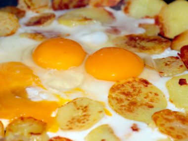 Sabah kahvaltının bir parçası olarak çırpılmış yumurta.