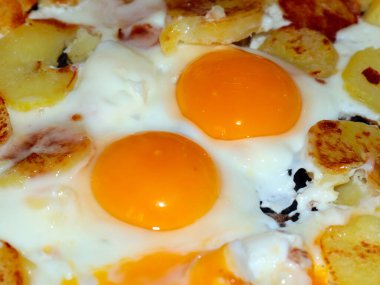 Sabah kahvaltının bir parçası olarak çırpılmış yumurta.