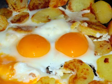 Sabah kahvaltının bir parçası olarak çırpılmış yumurta.