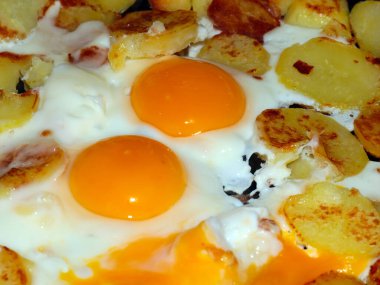 Sabah kahvaltının bir parçası olarak çırpılmış yumurta.