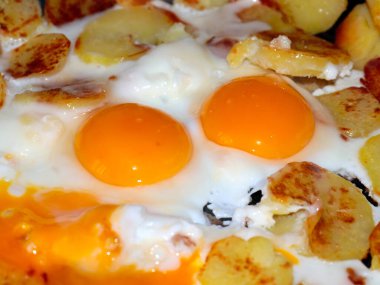 Sabah kahvaltının bir parçası olarak çırpılmış yumurta.