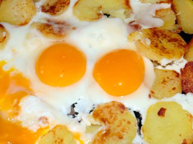 Sabah kahvaltının bir parçası olarak çırpılmış yumurta.