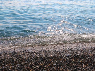 Aktif bir dinlenme yeri olarak çakıl taşı sahilinde güzel deniz dalgaları