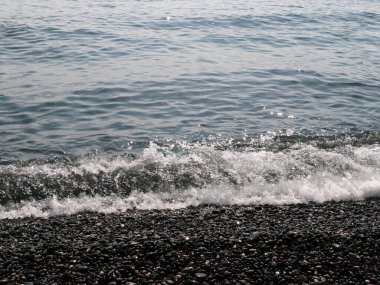 Aktif bir dinlenme yeri olarak çakıl taşı sahilinde güzel deniz dalgaları