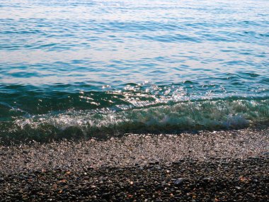 Aktif bir dinlenme yeri olarak çakıl taşı sahilinde güzel deniz dalgaları