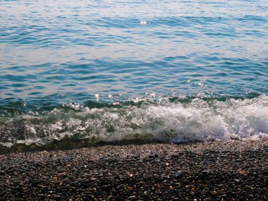 Aktif bir dinlenme yeri olarak çakıl taşı sahilinde güzel deniz dalgaları
