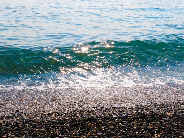 Красиві Морські Хвилі Гальковому Пляжі Місце Активного Відпочинку — стокове фото