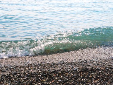Aktif bir dinlenme yeri olarak çakıl taşı sahilinde güzel deniz dalgaları