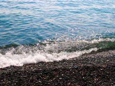 Aktif bir dinlenme yeri olarak çakıl taşı sahilinde güzel deniz dalgaları
