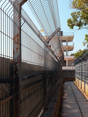 Bölge sınırında yaya yolu ve metal çitler var.