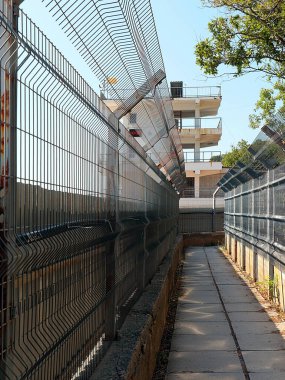 Bölge sınırında yaya yolu ve metal çitler var.