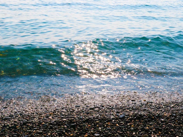 Belas Ondas Mar Uma Praia Seixos Como Lugar Para Recreação — Fotografia de Stock