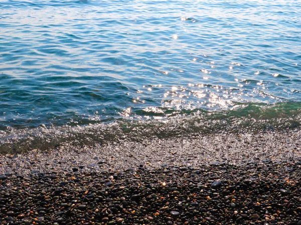 Красиві Морські Хвилі Гальковому Пляжі Місце Активного Відпочинку — стокове фото