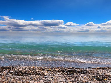 Güzel güneşli gökyüzü manzarası ve deniz plajı