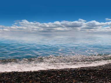 Güzel güneşli gökyüzü manzarası ve deniz plajı