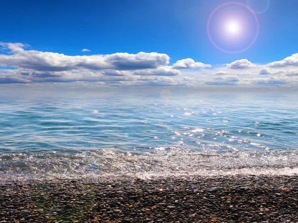 Schöne Sonnige Himmelslandschaft Und Meeresstrand — Stockfoto