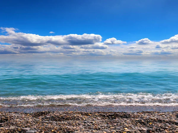 Schöne Himmlisch Sonnige Landschaft Und Meereswellen Einem Felsigen Strand — Stockfoto