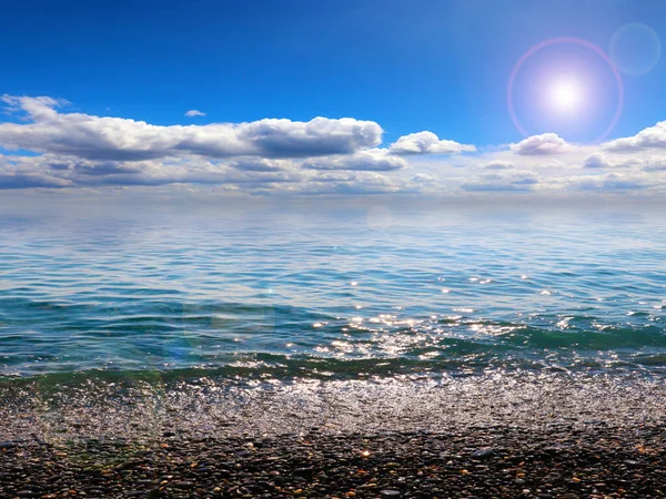 Hermoso Paisaje Soleado Celestial Olas Mar Una Playa Rocosa — Foto de Stock