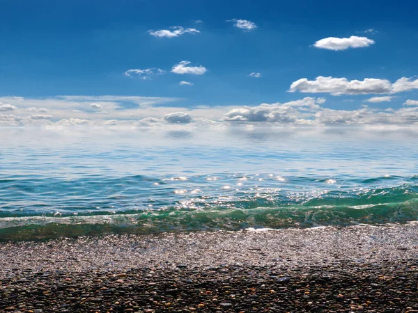 岩の多い海岸の美しい天空の風景と海の波 — ストック写真