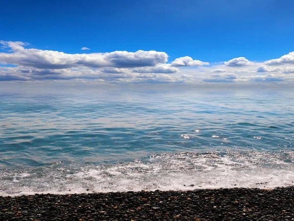 Bela Paisagem Ensolarada Celestial Ondas Mar Uma Praia Rochosa — Fotografia de Stock