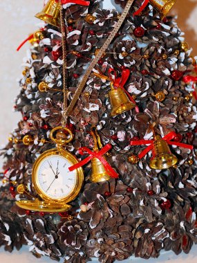 Altın çantalı antika saati olan güzel dekoratif Noel ağacı