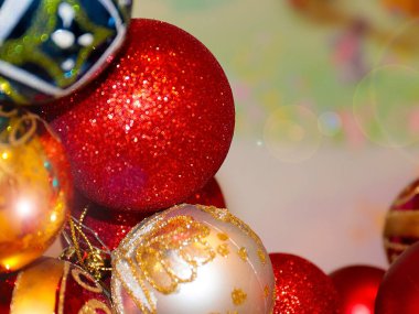 Güzel dekoratif yeni yıl çelengi çok renkli Noel baloları