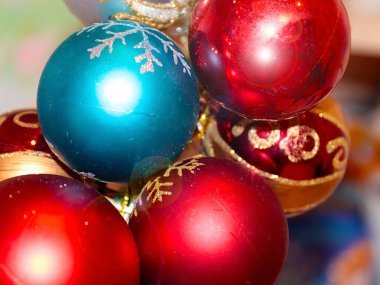 Güzel dekoratif yeni yıl çelengi çok renkli Noel baloları
