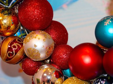 Güzel dekoratif yeni yıl çelengi çok renkli Noel baloları