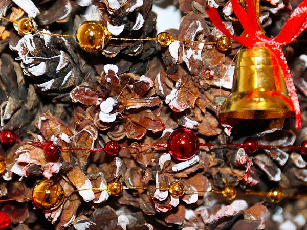 Krásný Dekorativní Vánoční Stromek Dekoracemi Dárek — Stock fotografie