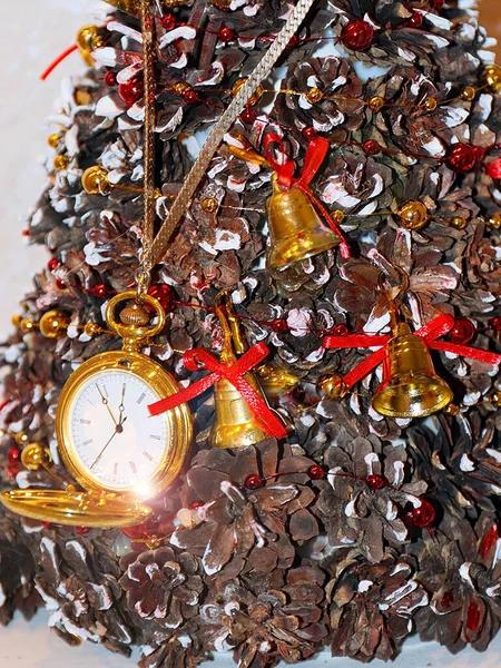 Bela Árvore Natal Decorativa Com Relógio Antigo Caixa Ouro — Fotografia de Stock