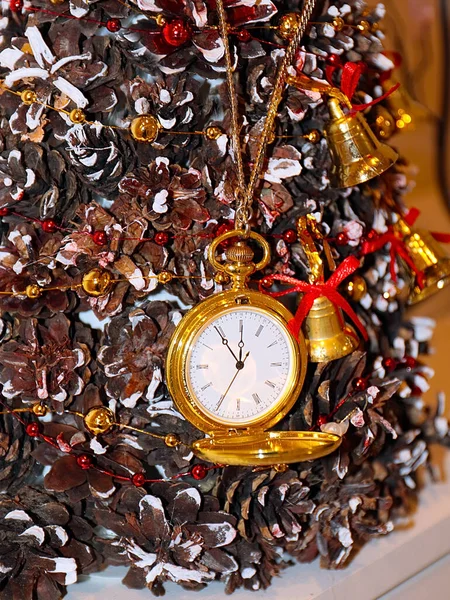 Krásný Dekorativní Vánoční Stromek Starožitnými Hodinami Zlatém Pouzdře — Stock fotografie