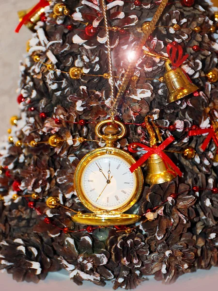 Bela Árvore Natal Decorativa Com Relógio Antigo Caixa Ouro — Fotografia de Stock