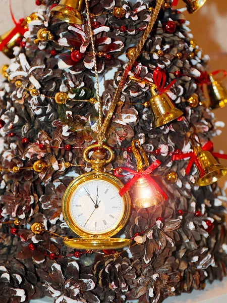 Krásný Dekorativní Vánoční Stromek Starožitnými Hodinami Zlatém Pouzdře — Stock fotografie