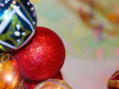 Güzel dekoratif yeni yıl çelengi çok renkli Noel baloları